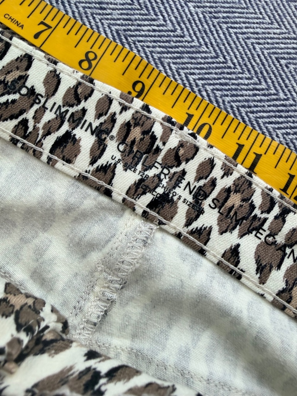 CHICO'S - So Slimming Girlfriend Slim Leg Cheetah Animal Print Crop Jean - Picture 5 of 8